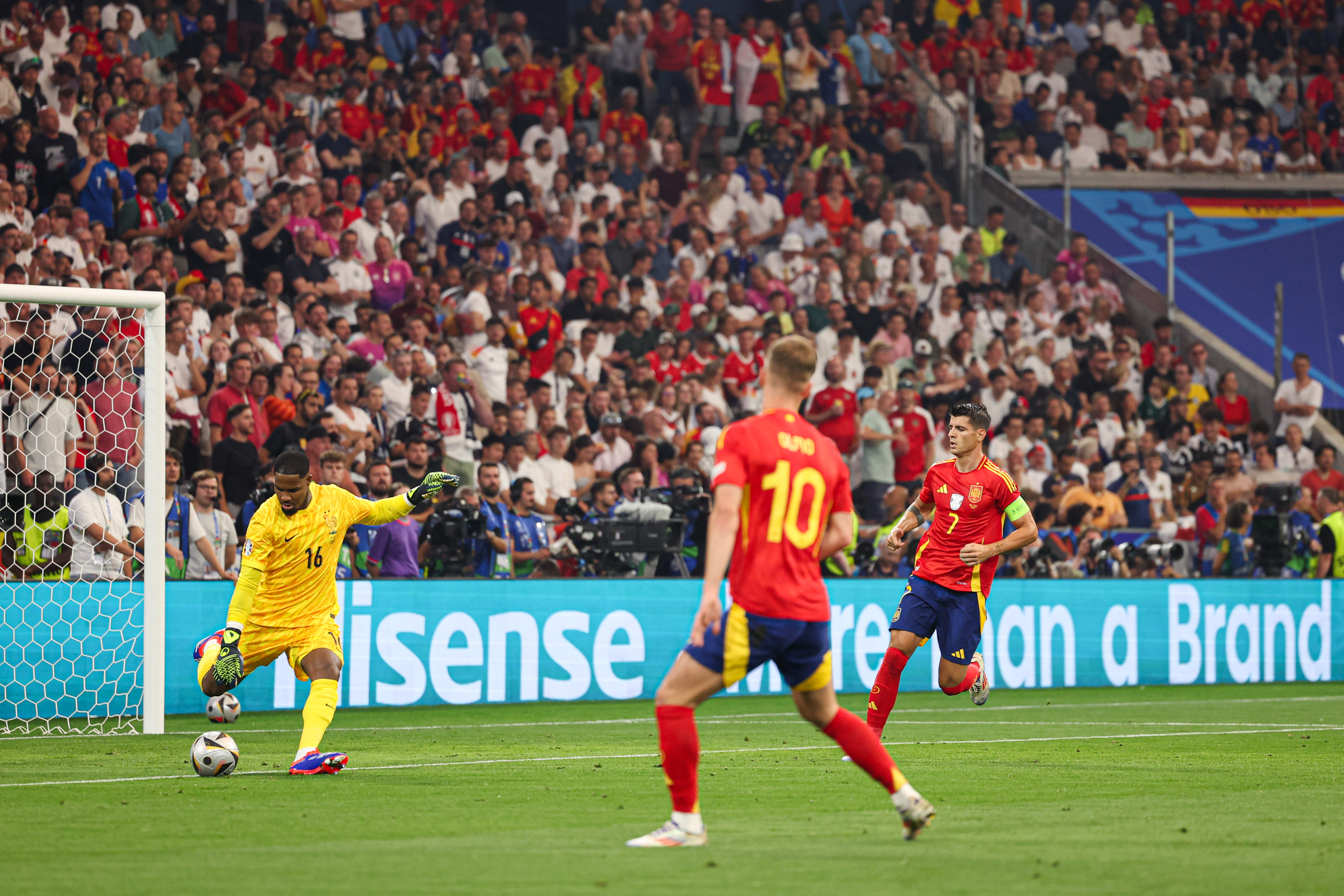 西班牙队豪取小组赛三连胜晋级欧锦赛的简单介绍