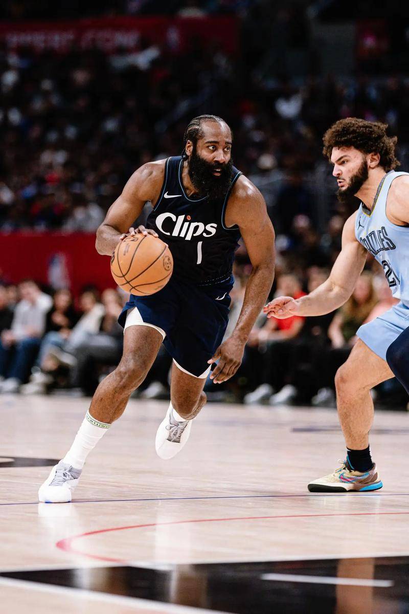 哈登巅峰对决，西亚卡姆与40激战SKT分钟，逆转胜负难料！的简单介绍